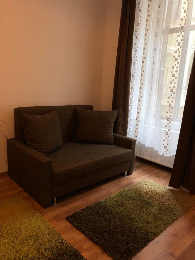 Poppys Apartment Arad Extérieur photo