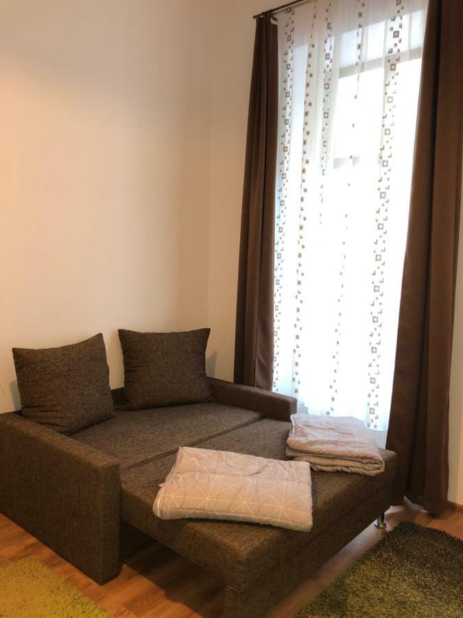 Poppys Apartment Arad Extérieur photo